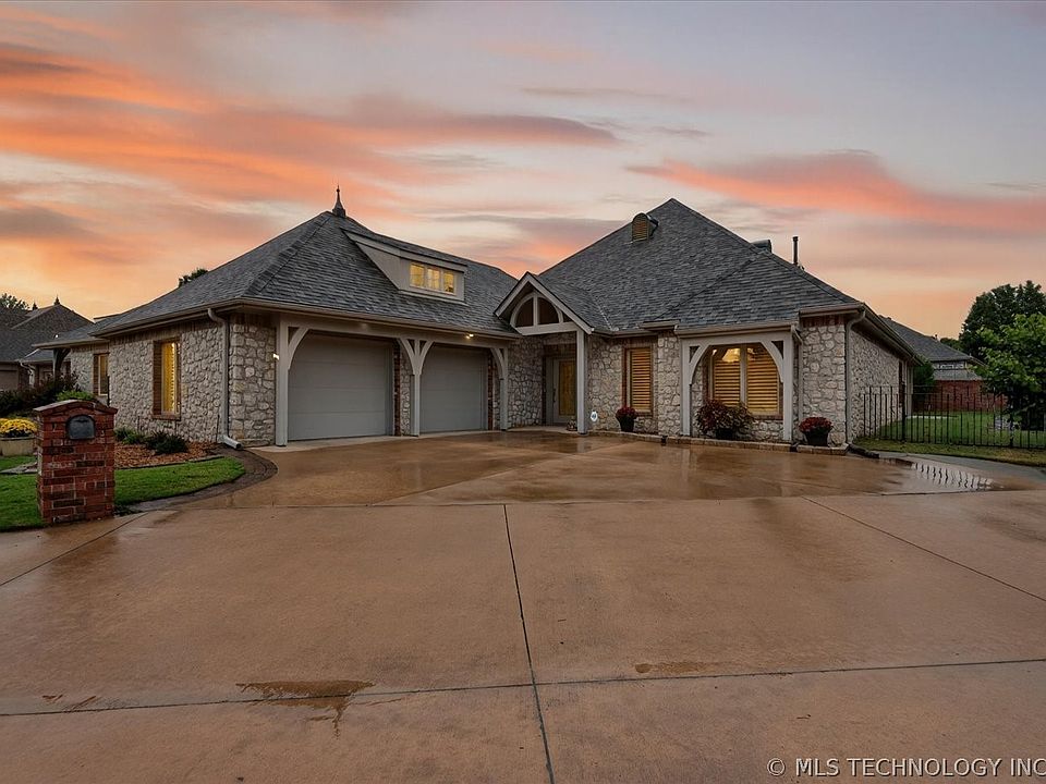 1st image of 2930 Versailles Pl
