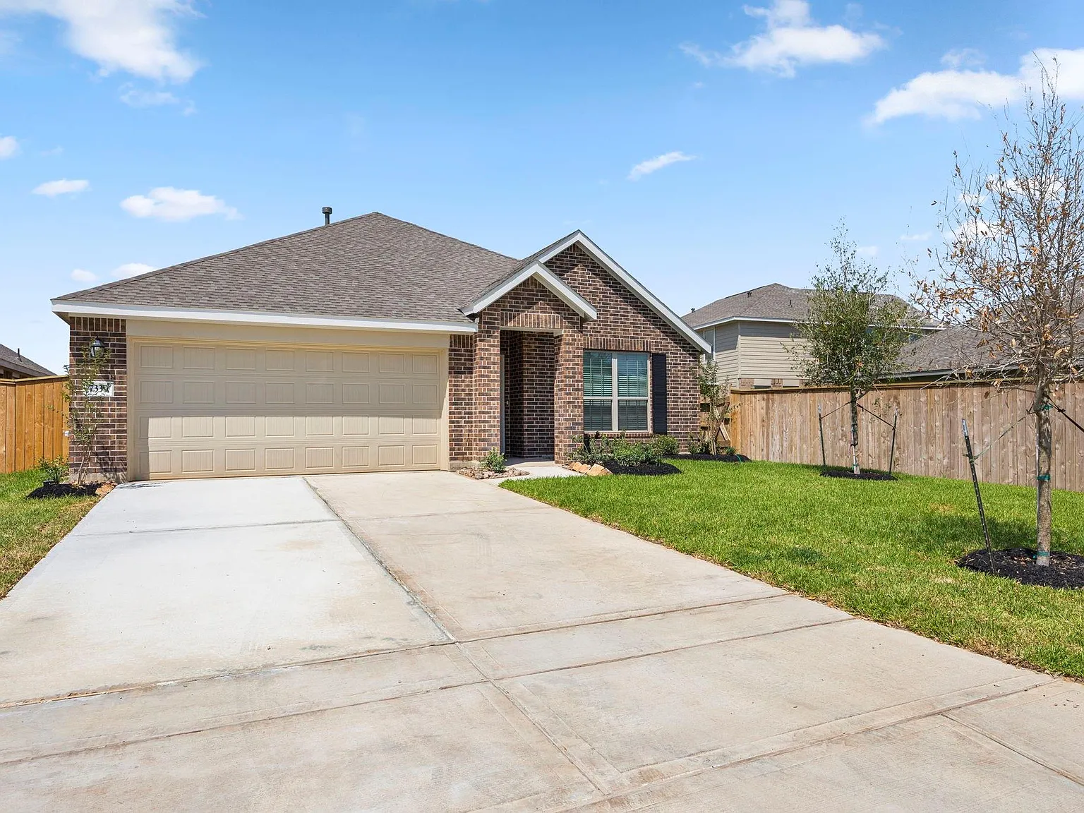 4 bed, 2.5 bath, 1932 sqft, $2,100 — Photo 2