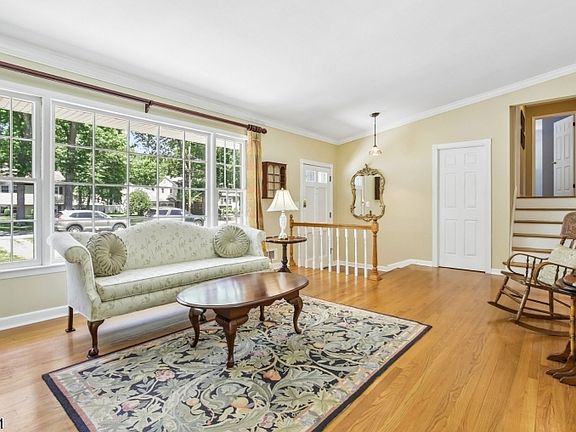 4th image of 39 Whitney Dr