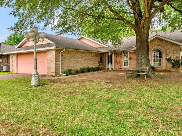 4015 Castlegate Dr, Paris, TX 75462