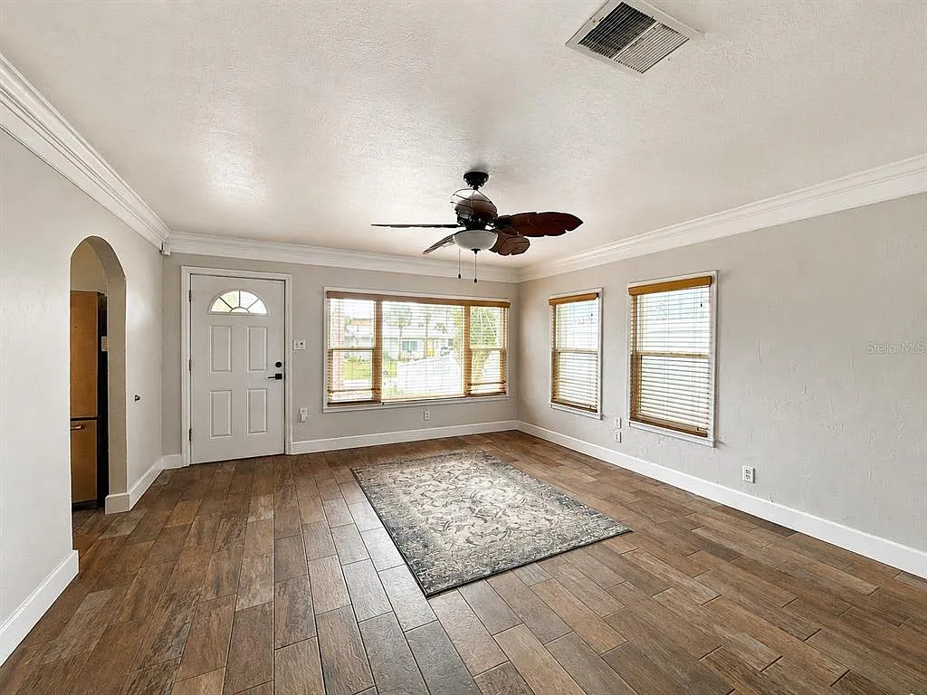 3 bed, 2.0 bath, 1364 sqft, $3,000 — Photo 3