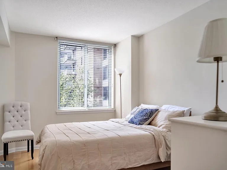 851 N Glebe Rd #402 — Photo 7