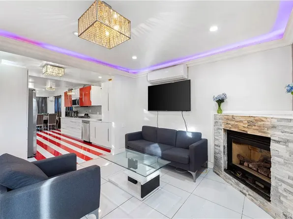 22143 Bassett St, Canoga Park, CA 91303