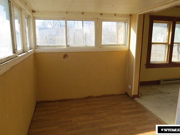 4th image of 907 E Jackson Ave