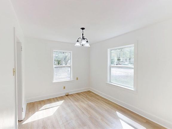 5th image of 606 Shady Oak Dr