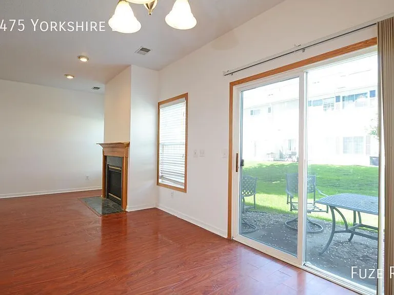 1475 Yorkshire Ln — Photo 7