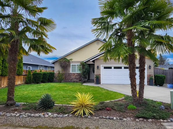 828 Easy Way, Central Point, OR 97502