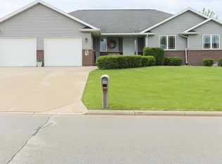 2489 Amber Ridge Dr, Dubuque, IA 52002