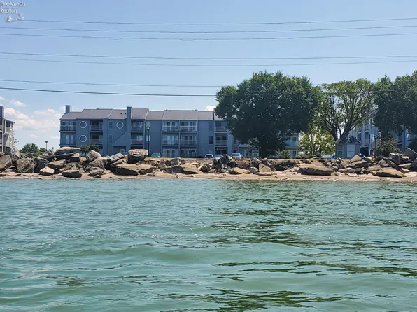 218 Clinton Reef Dr, Port Clinton, OH 43452