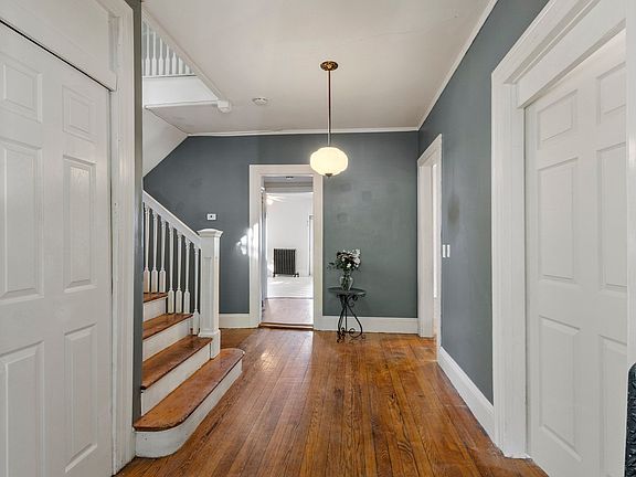5th image of 305 Nesmith St