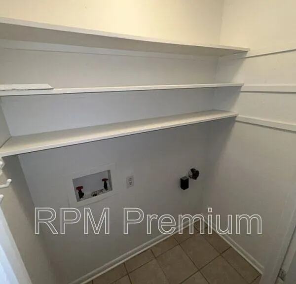464 Wilton Dr — Photo 15