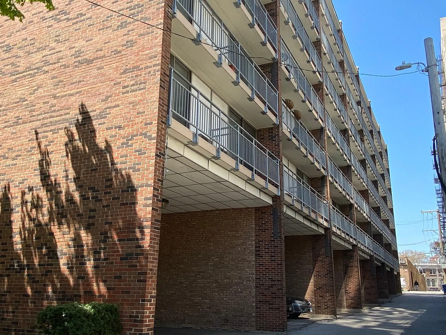 2340 N Commonwealth Ave — Photo 2