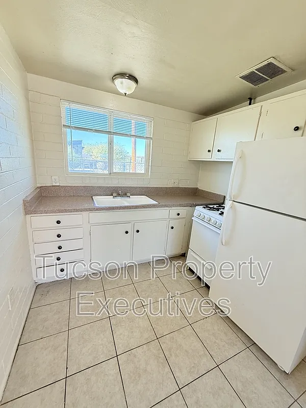 Studio, 1.0 bath, 350 sqft, $700 — Photo 1