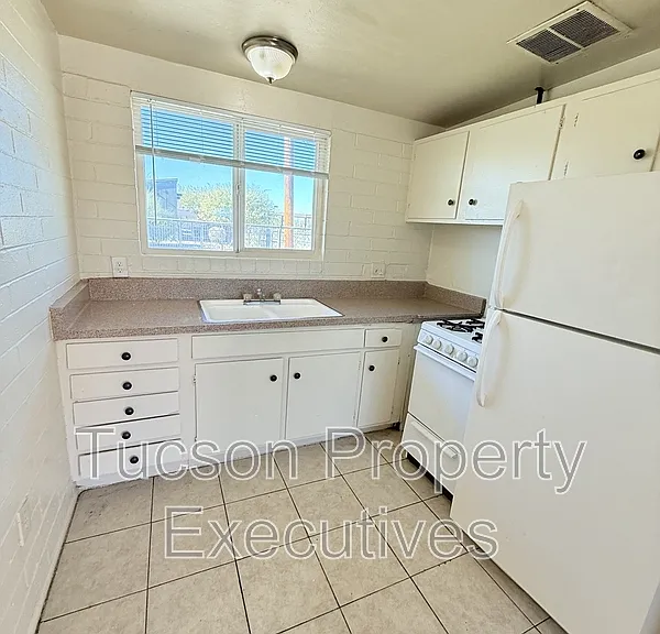240 W Sahuaro St #12 — Photo 1