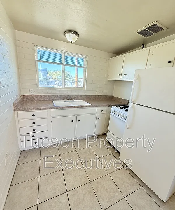 240 W Sahuaro St #12