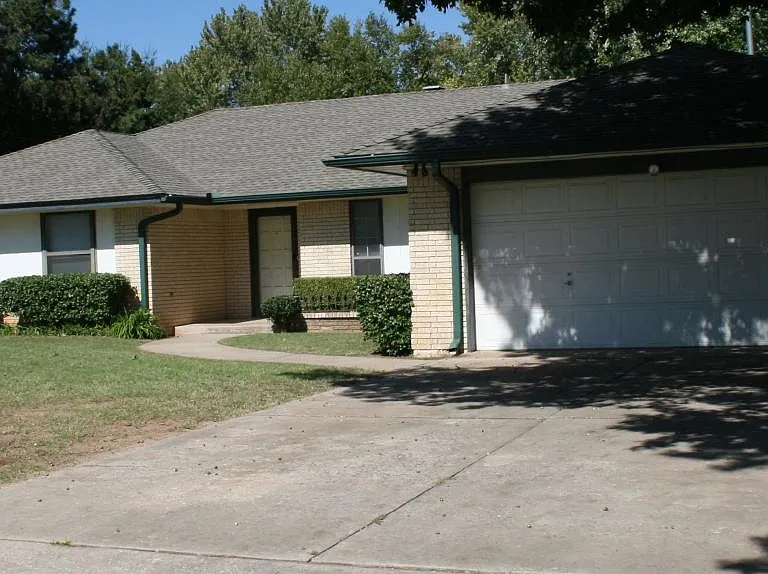 4019 Coventry Ln — Photo 3