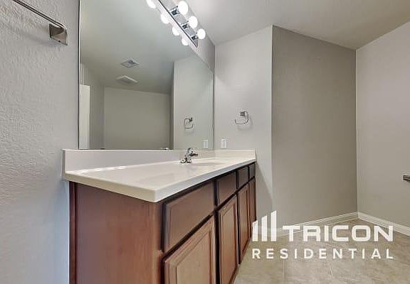 4th image of 25038 Harris Dr