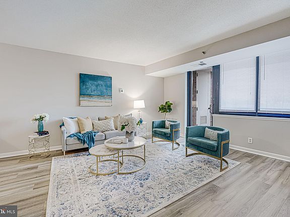 3rd image of 1805 Crystal Dr APT 410S