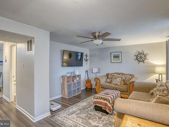 5th image of 409 Biddle St
