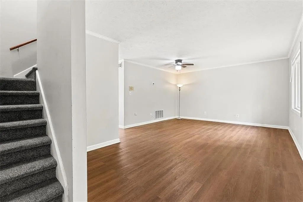 2 bed, 2.5 bath, 1392 sqft, $1,770 — Photo 2