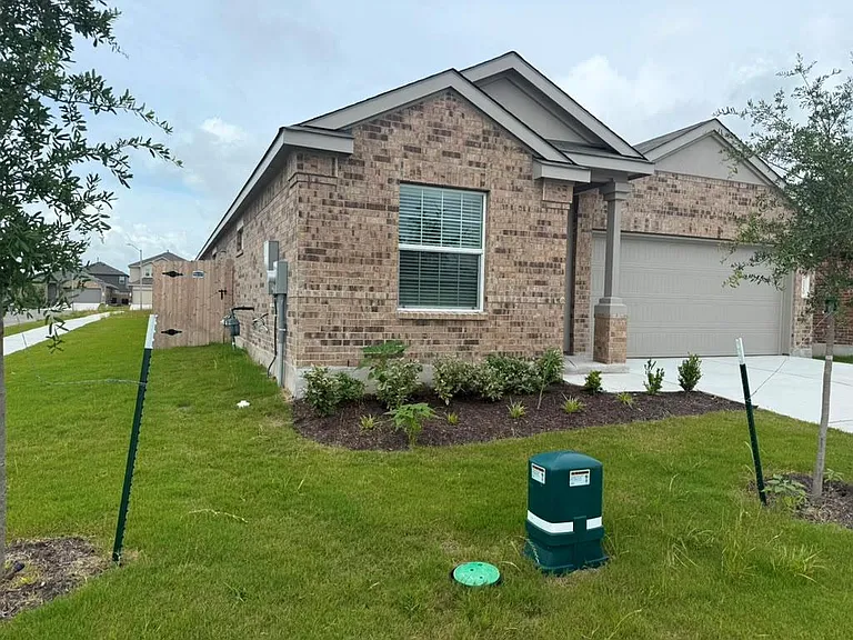 120 Donnington Dr — Photo 2