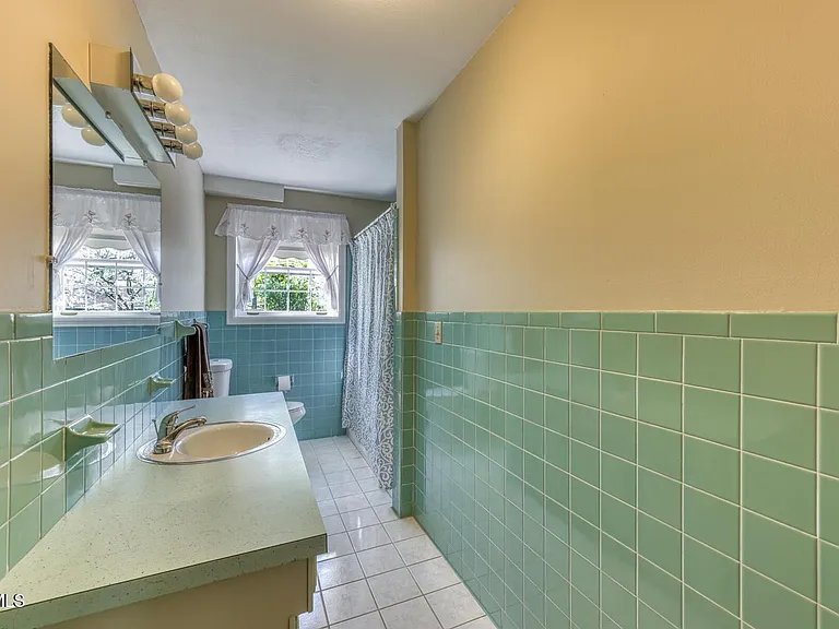 908 Meadow Ln — Photo 34