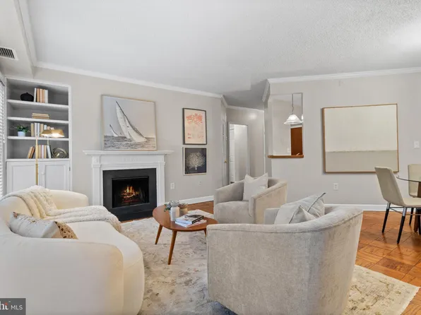 801 S Pitt St APT 427, Alexandria, VA 22314