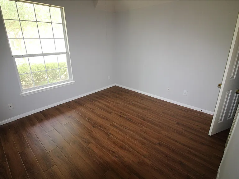 1011 Lexington Green Dr — Photo 15