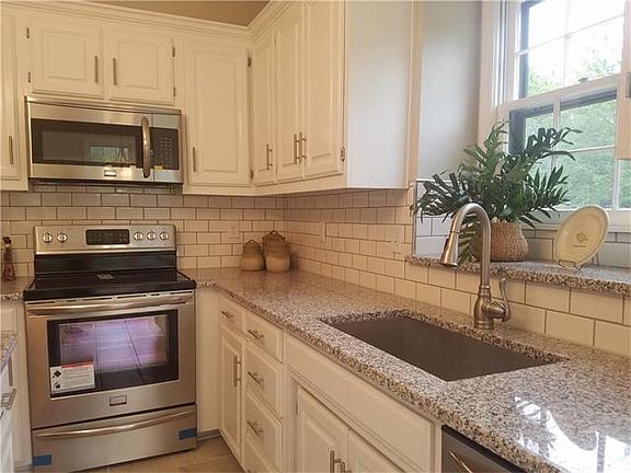 3rd image of 12823 Garnett Ln