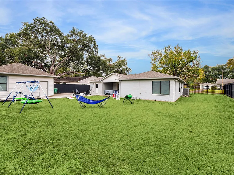 5615 Cerritos Dr — Photo 24