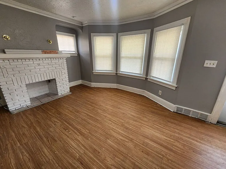 1506 Larchmont Rd — Photo 3