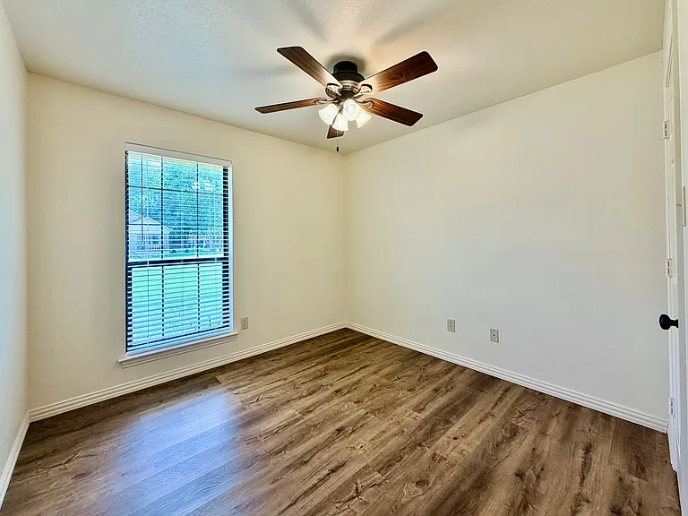 525 W Lloyd St — Photo 14