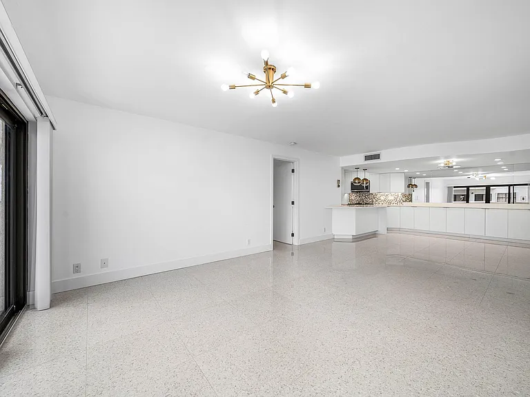 330 SE 20th Ave #408 — Photo 9