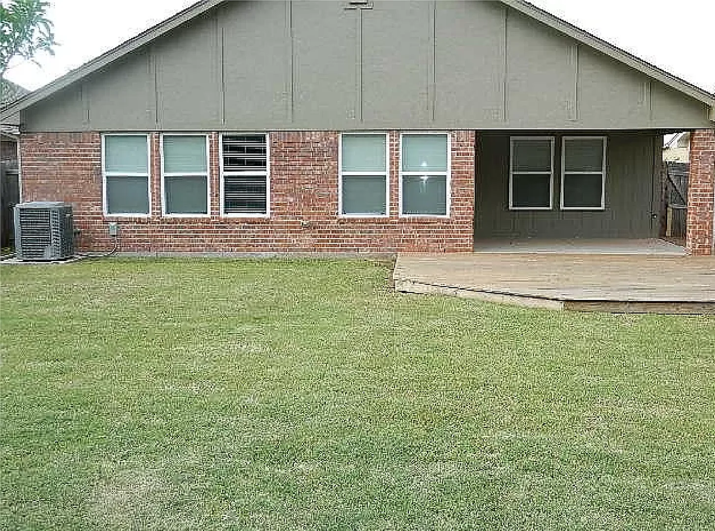 Three Bedroom in Mustang School District on One Acre. — Photo 3