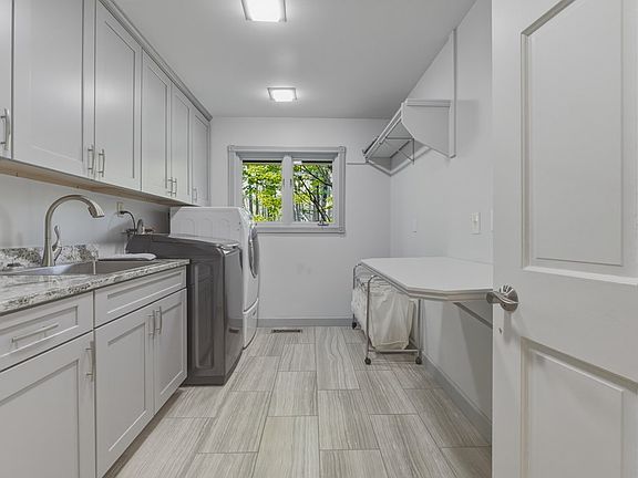 48th image of 1333 Lake Dr