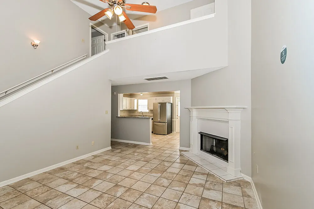 4 bed, 2.5 bath, 1998 sqft, $2,095 — Photo 4