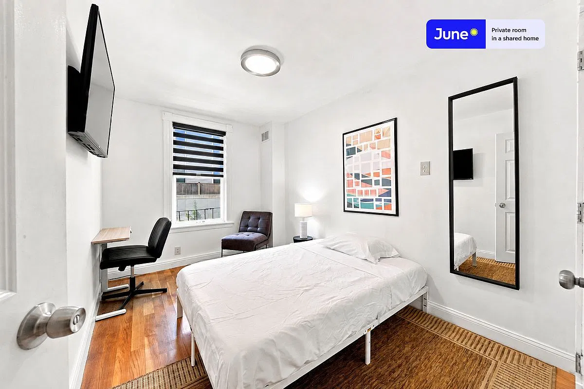 Queen bedroom in 7 bed/2 bath home in Allston #834 D — Photo 1
