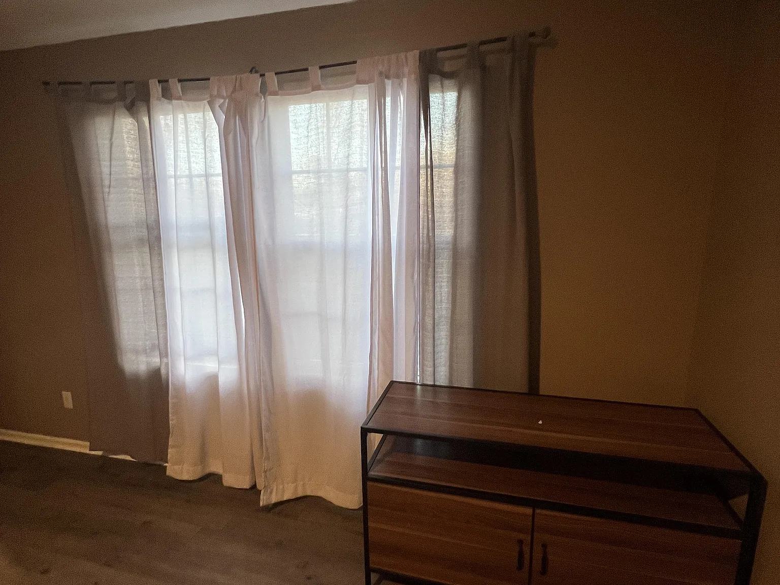 4 bed, 2.5 bath, 2400 sqft, $1,408 — Photo 4
