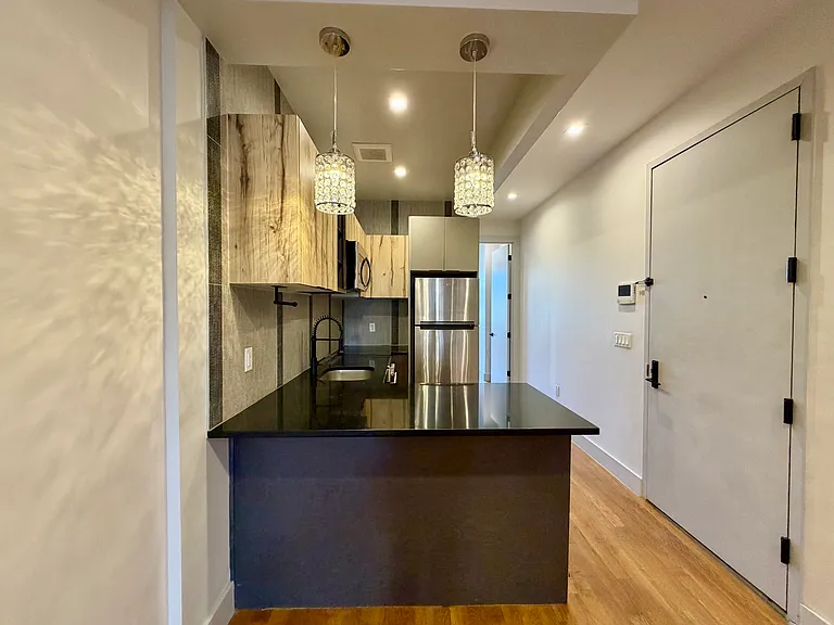 239 Scholes St #2B — Photo 1
