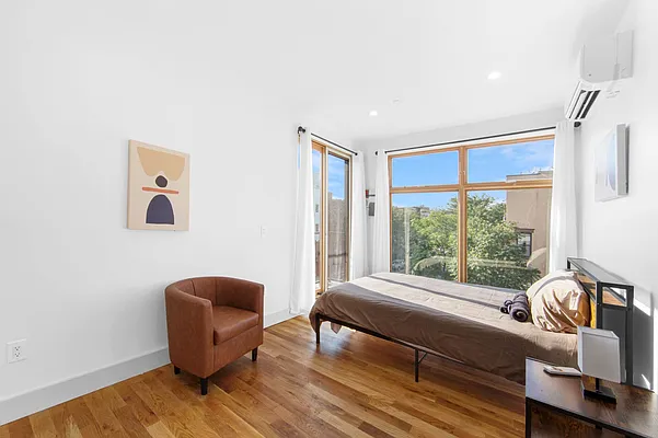 Rented by SpaceReqs LLC | media 12