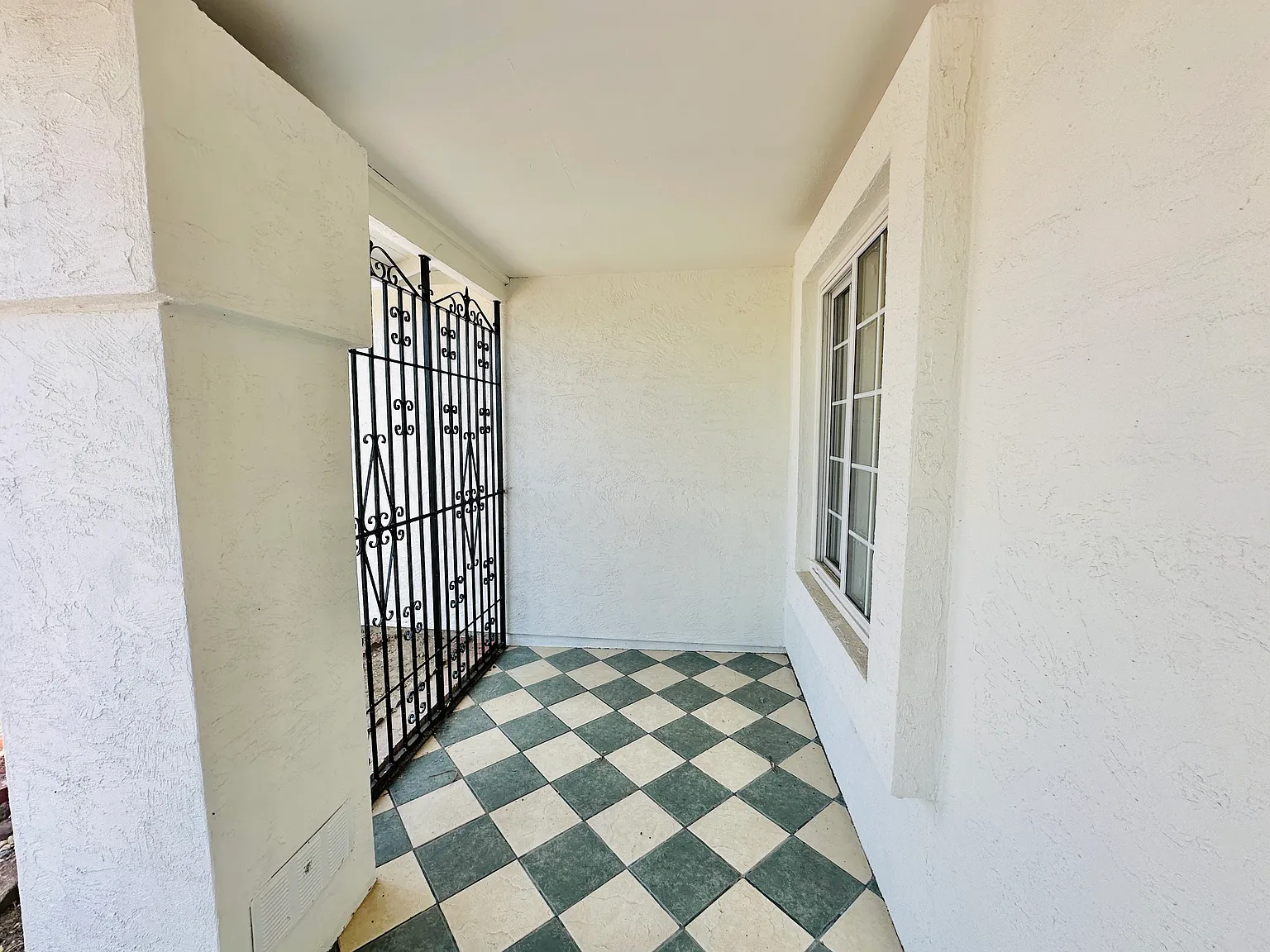 4 bed, 1550 sqft, $4,350 — Photo 4