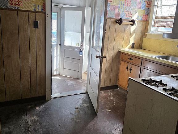 4th image of 4514 Derry St