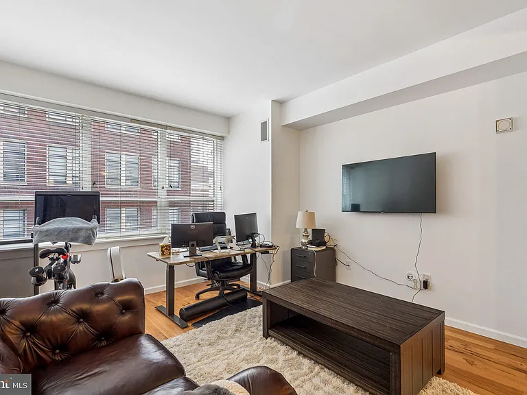 1425 Locust St #4E — Photo 1