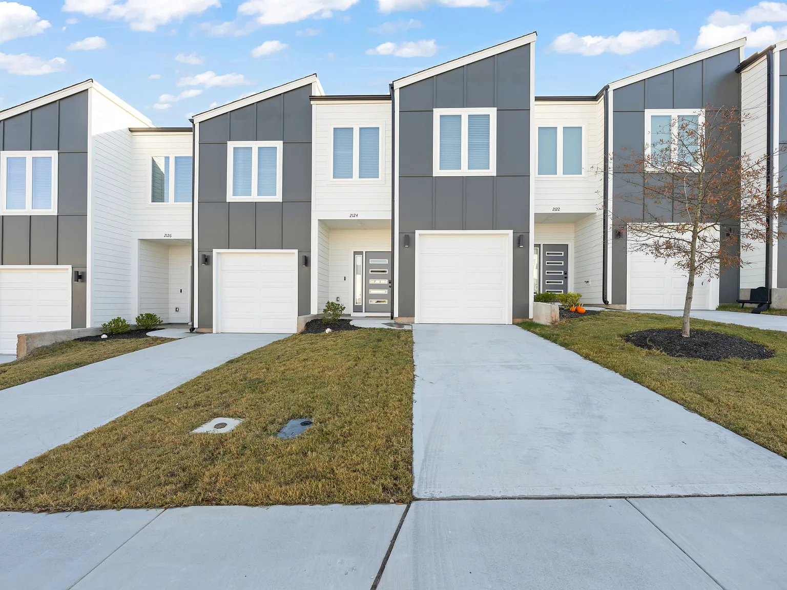 3 bed, 2.5 bath, 1740 sqft, $1,990 — Photo 1