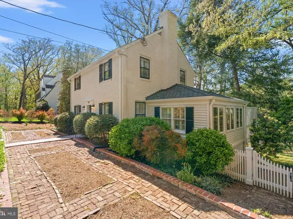 6032 Grove Dr, Alexandria, VA 22307