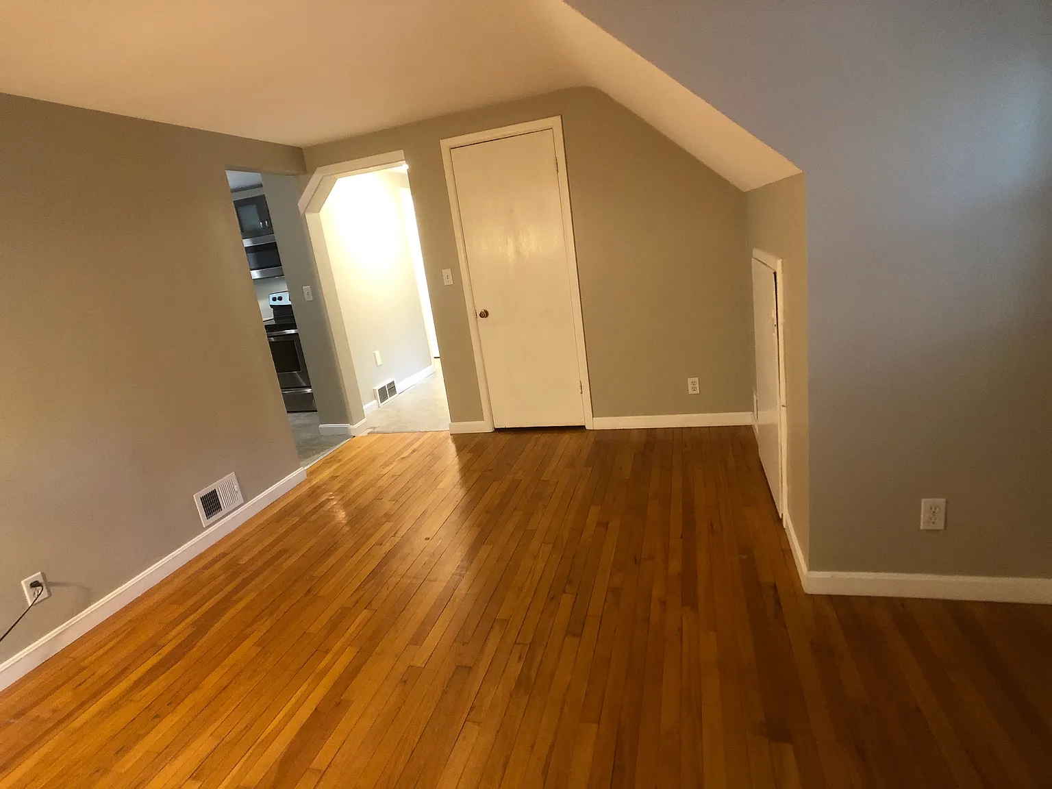 3 bed, 1100 sqft, $2,400 — Photo 4