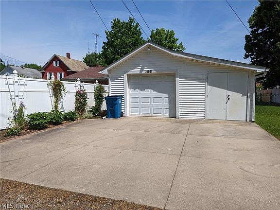 3rd image of 455 W Oregon Ave