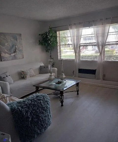 361 Windsor N #P — Photo 4