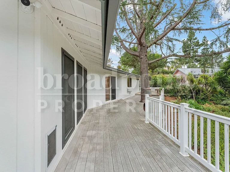 2113 Sleepy Hollow Rd — Photo 31