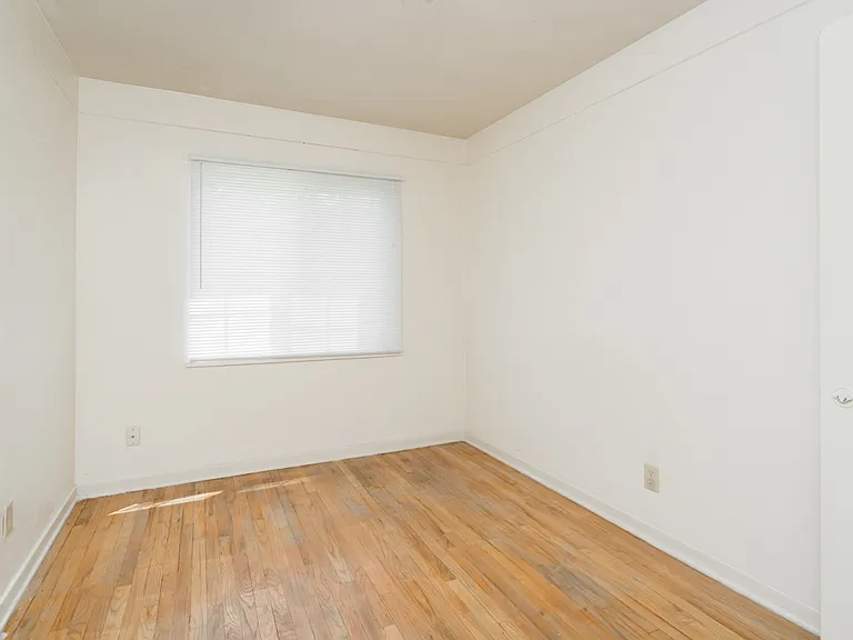 Regina Apartments — Photo 13